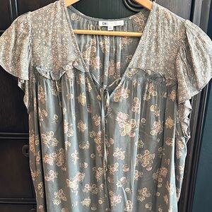 DR2 Floral Blouse with Ruffle Sleeves in Gray and Pink